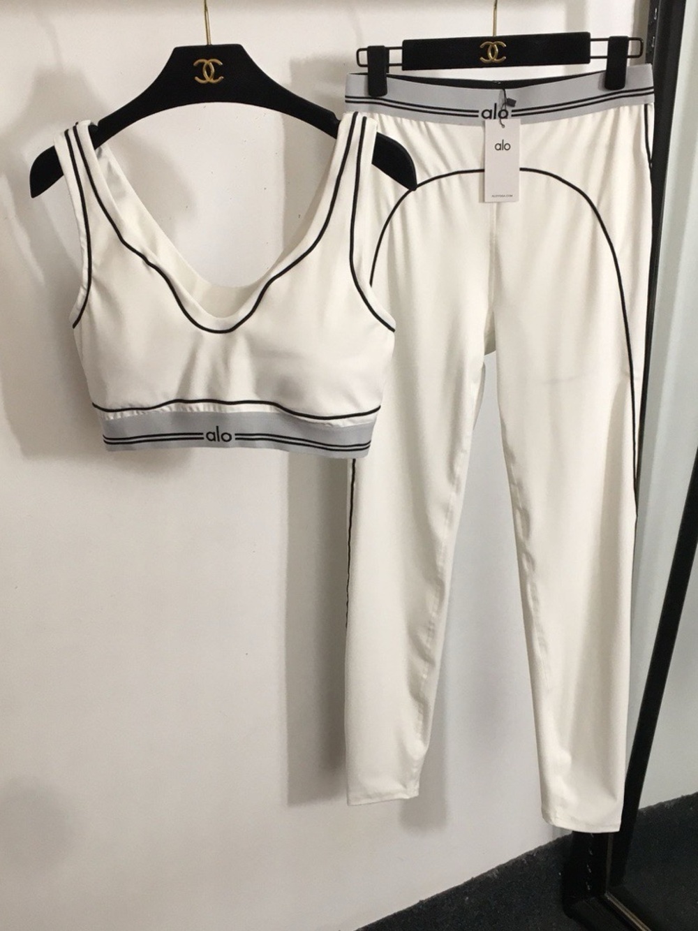 ALO Yoga White Sports Bra and Leggings Set with Black Piping
